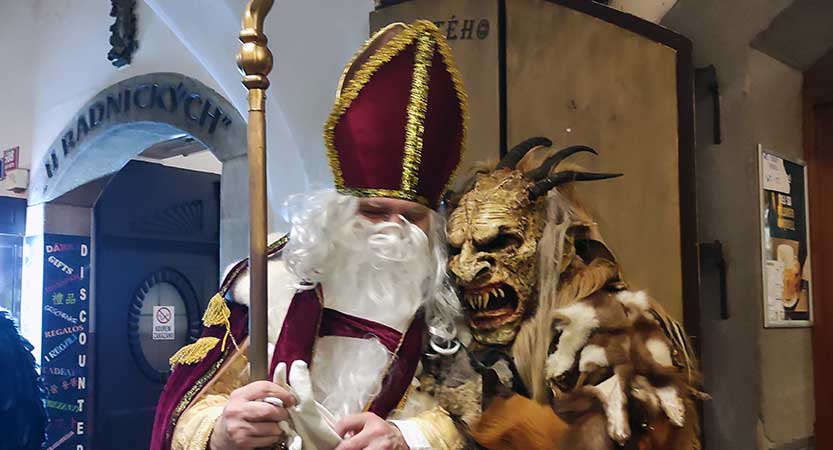 San Nicolás y el Krampus en el adviento de las Navidades Checas